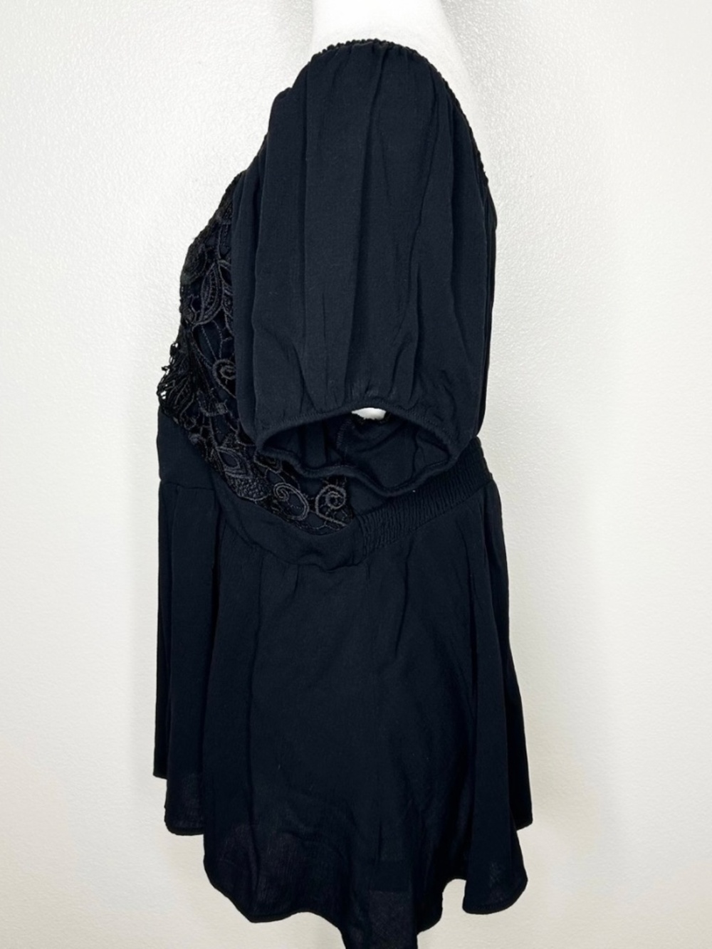 Torrid Womens Black Crochet Short Sleeve Smocked Top Plus Size 1/ 1X EUC - Picture 4 of 9